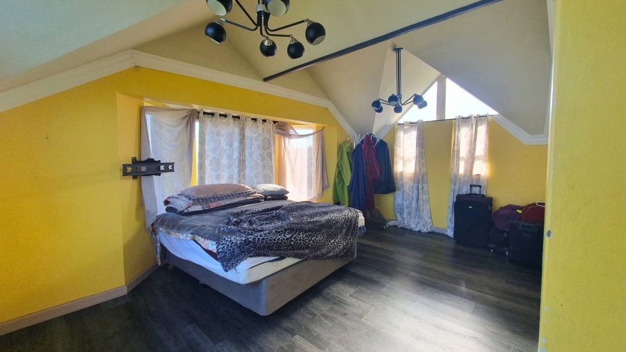5 Bedroom Property for Sale in Herolds Bay Western Cape
